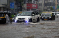 मूसलाधार बारिश से मुंबई बेहाल, सड़क से लेकर रेलवे ट्रैक तक जलजमाव, निजी और सरकारी संस्थानों में छुट्टी घोषित