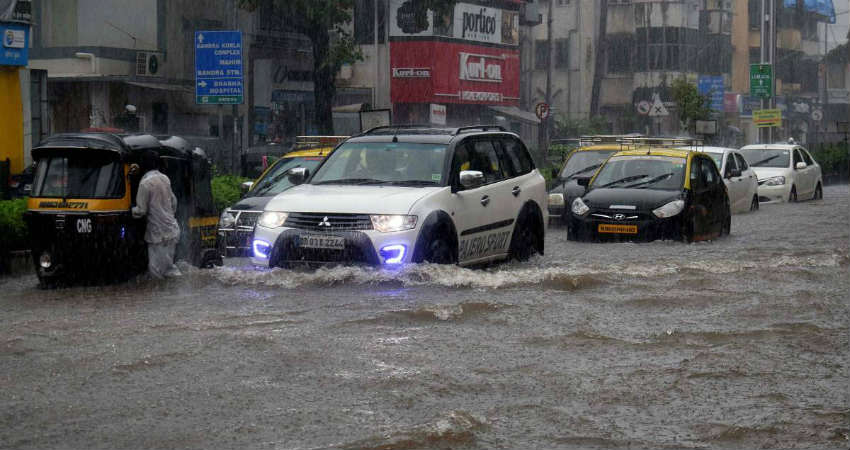 मूसलाधार बारिश से मुंबई बेहाल, सड़क से लेकर रेलवे ट्रैक तक जलजमाव, निजी और सरकारी संस्थानों में छुट्टी घोषित