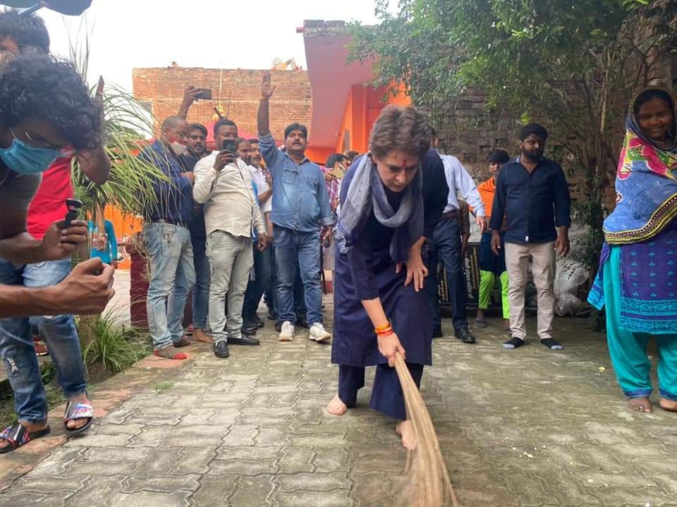 کانگریس رہنما پرینکا گاندھی نے دلت بستی میں لگائی جھاڑو، مقامی افراد نے کی ستائش