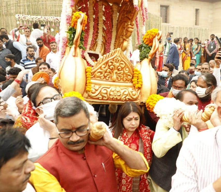 मीनाक्षी लेखी ने उत्तर प्रदेश सरकार को सौंपी मां अन्नपूर्णा देवी की मूर्ति