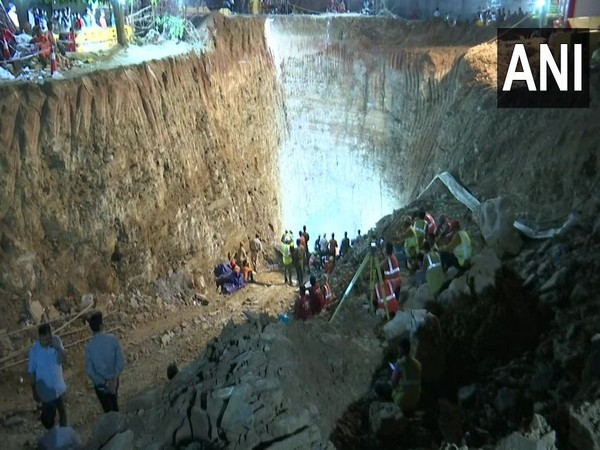 मध्य प्रदेश: विदिशा में ढाई साल की बच्ची बोरवेल में गिरी, 15 फीट गड्ढे में अटकी जान, बचाव कार्य जारी