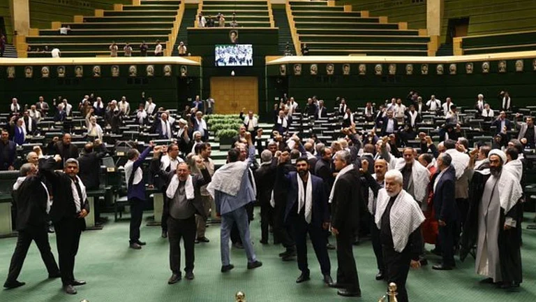 ईरान ने अमेरिका-इजरायल को दिया बड़ा झटका, IAEA से संबंध तोड़ने का बिल संसद में किया पास