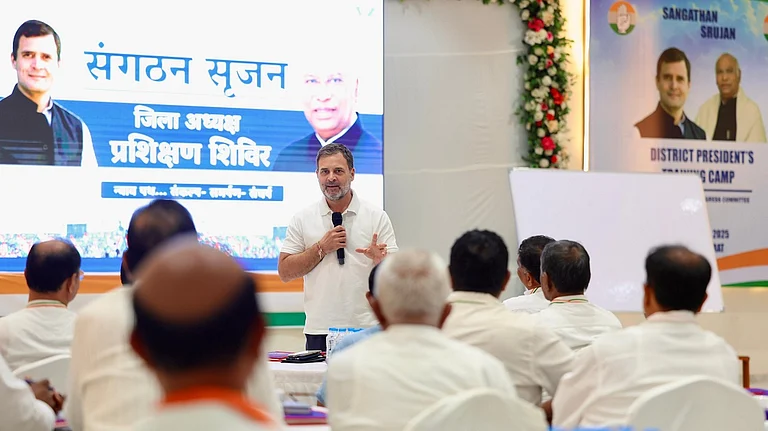 कांग्रेस की चुनावी हार के लिए ‘पक्षपाती अंपायर’ निर्वाचन आयोग जिम्मेदारः राहुल गांधी