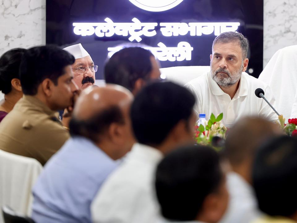 रायबरेली में राहुल गांधी की 2 घंटे 17 मिनट लंबी समीक्षा बैठक, अफ़सरों से की तीखी पूछताछ