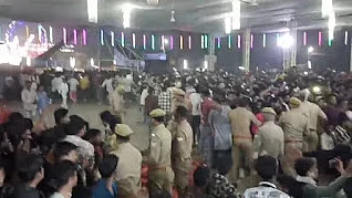 यूपी: बाराबंकी में देवा मेले में भीड़ बेकाबू होने से अफरा-तफरी, टूटी कुर्सियां, पुलिस ने भीड़ पर की कार्रवाई