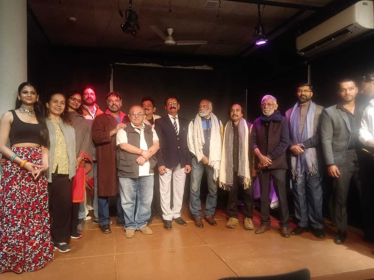 “डेढ़ इंच ऊपर” का भव्य मंचन: आर्ट्स न्यू वे ऑर्गेनाइजेशन ने रंगमंच पर बिखेरा जादू